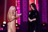 Karol G se conmueve al entregar premio a Laura Pausini en los Latin Grammy 2023.