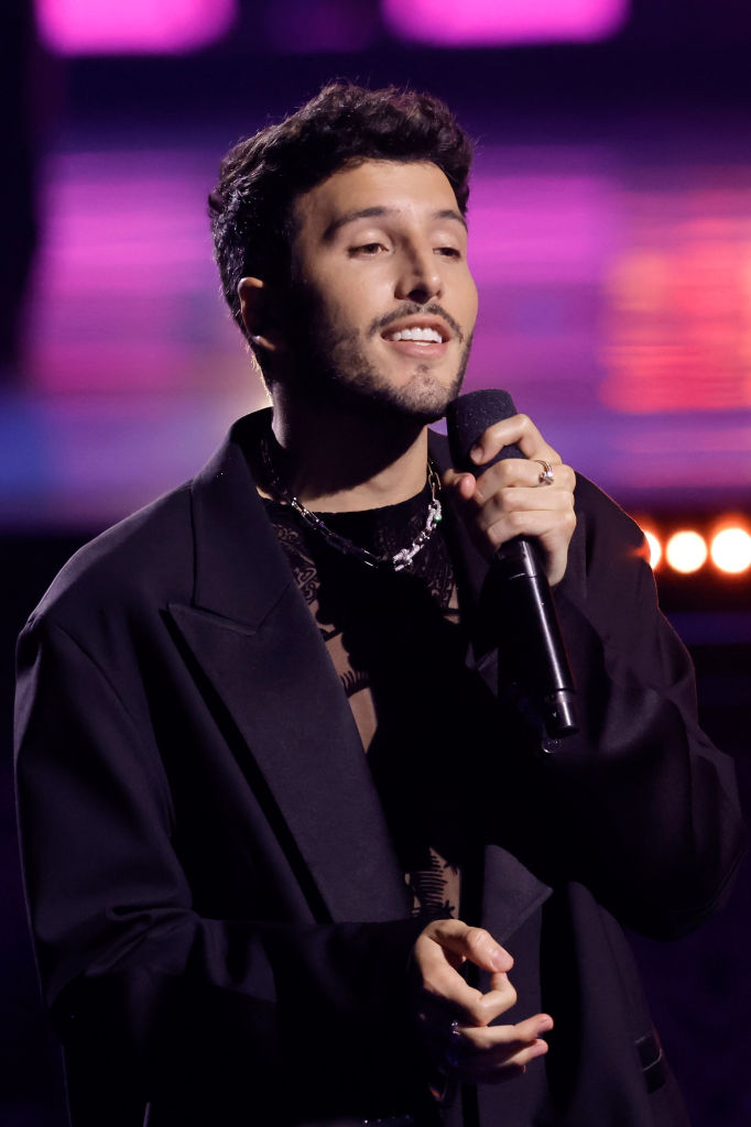 Sebastián Yatra habla en el escenario durante la 24ª Entrega Anual del Grammy Latino el 16 de noviembre de 2023 en Sevilla, España. (Foto de Kevin Winter/Getty Images para Academia Latina de la Grabación) 16 DEBER: Sebastián Yatra habla en el escenario durante la 24.a Entrega Anual del Latin Grammy el 16 de noviembre de 2023 en Sevilla, España.