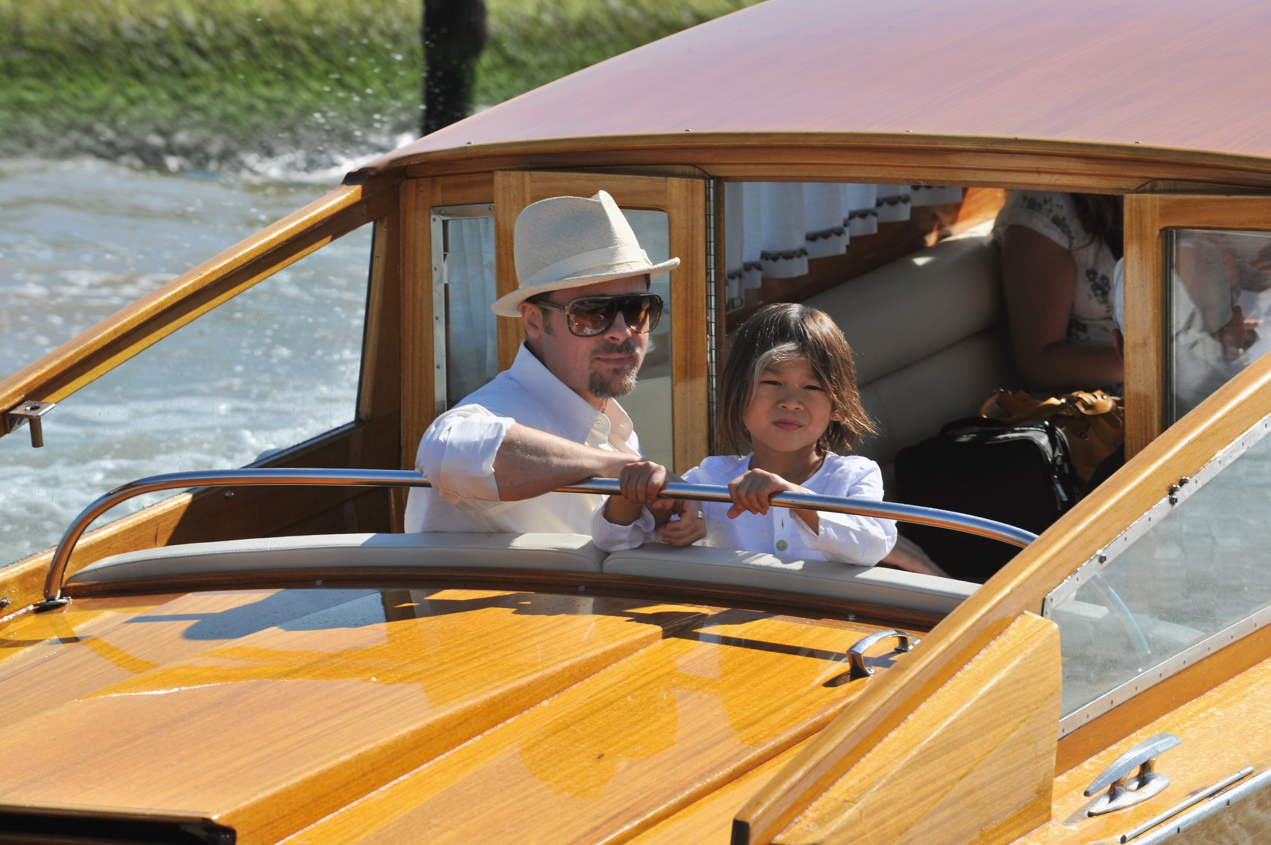 Brad Pitt y su hijo Pax durante un paseo en Italia.