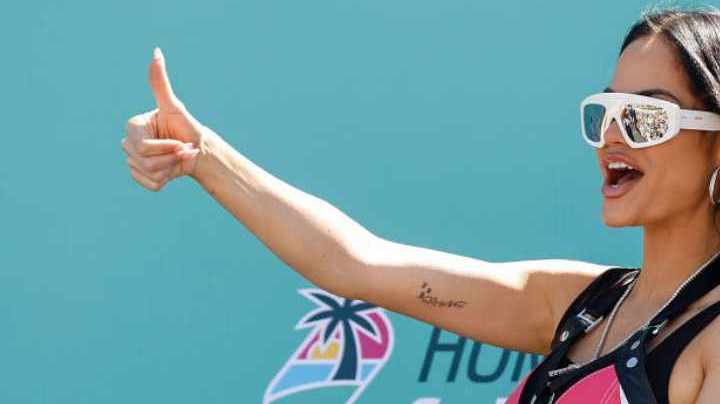 La cantante Natti Natasha da el visto bueno mientras camina en el escenario durante las ceremonias previas a la carrera antes de la NASCAR Cup Series Dixie Vodka 400 en Homestead-Miami Speedway el 23 de octubre de 2022 en Homestead, Florida.