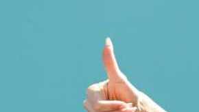 La cantante Natti Natasha da el visto bueno mientras camina en el escenario durante las ceremonias previas a la carrera antes de la NASCAR Cup Series Dixie Vodka 400 en Homestead-Miami Speedway el 23 de octubre de 2022 en Homestead, Florida.