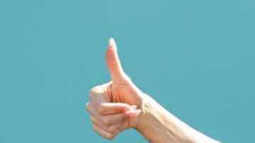 La cantante Natti Natasha da el visto bueno mientras camina en el escenario durante las ceremonias previas a la carrera antes de la NASCAR Cup Series Dixie Vodka 400 en Homestead-Miami Speedway el 23 de octubre de 2022 en Homestead, Florida.