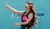 La cantante Natti Natasha da el visto bueno mientras camina en el escenario durante las ceremonias previas a la carrera antes de la NASCAR Cup Series Dixie Vodka 400 en Homestead-Miami Speedway el 23 de octubre de 2022 en Homestead, Florida.