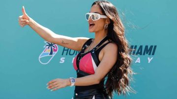 La cantante Natti Natasha da el visto bueno mientras camina en el escenario durante las ceremonias previas a la carrera antes de la NASCAR Cup Series Dixie Vodka 400 en Homestead-Miami Speedway el 23 de octubre de 2022 en Homestead, Florida.
