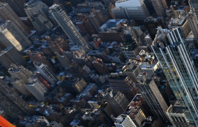 El actor escaló la famosa torre para promocionar la gira de su banda.