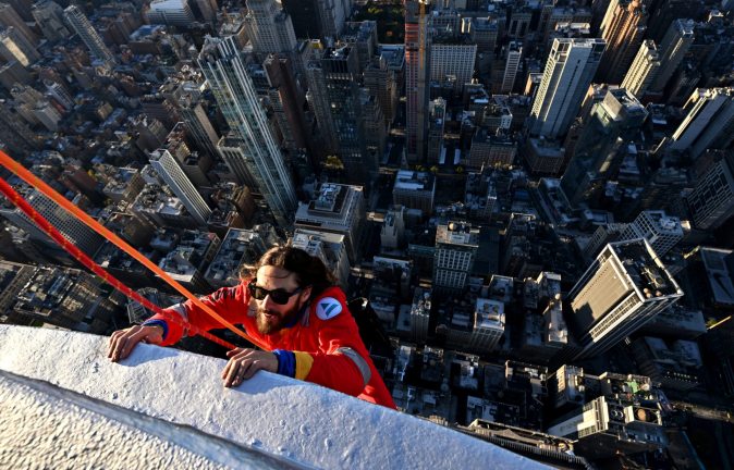 El actor escaló la famosa torre para promocionar la gira de su banda.