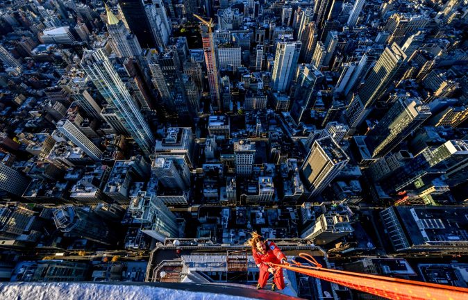 Impresionante vista de Jared Leto escalando el Empire State.