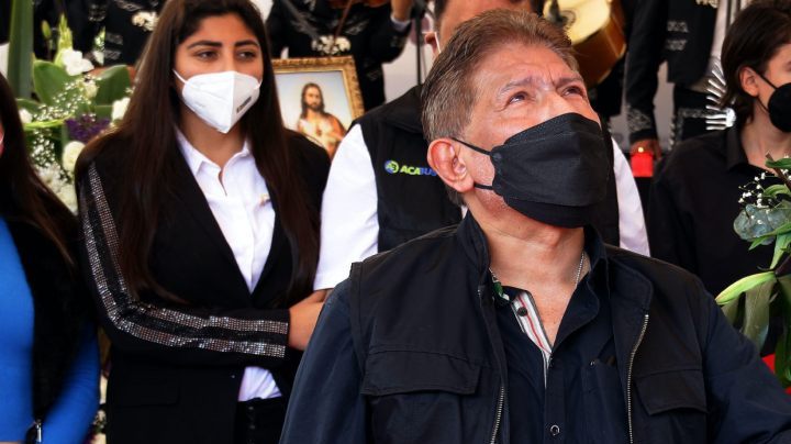 Juan Osorio se lamenta junto al féretro de Carmen Salinas durante el homenaje que el productor y amigo le organizó en el Monumento a la Madre a la primera actriz, quien falleció este viernes a los 82 años, con la presencia de amigos y familiares/México, 11 de diciembre 2021.