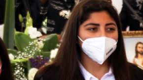 Juan Osorio se lamenta junto al féretro de Carmen Salinas durante el homenaje que el productor y amigo le organizó en el Monumento a la Madre a la primera actriz, quien falleció este viernes a los 82 años, con la presencia de amigos y familiares/México, 11 de diciembre 2021.