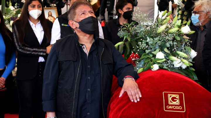 Juan Osorio se lamenta junto al féretro de Carmen Salinas durante el homenaje que el productor y amigo le organizó en el Monumento a la Madre a la primera actriz, quien falleció este viernes a los 82 años, con la presencia de amigos y familiares/México, 11 de diciembre 2021.