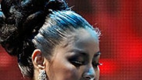 El artista John Legend (C) actúa con Miss República Dominicana 2010, Eva Arias (R), durante el concurso Miss Universo 2010 en el Mandalay Bay Events Center el 23 de agosto de 2010 en Las Vegas, Nevada.