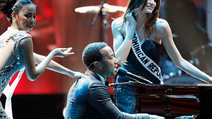 El artista John Legend (C) actúa con Miss República Dominicana 2010, Eva Arias (R), durante el concurso Miss Universo 2010 en el Mandalay Bay Events Center el 23 de agosto de 2010 en Las Vegas, Nevada.
