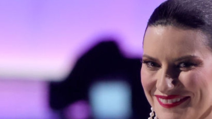 Laura Pausini habla en el escenario durante la 23.a Entrega Anual del Latin GRAMMY en el Michelob ULTRA Arena el 17 de noviembre de 2022 en Las Vegas, Nevada.