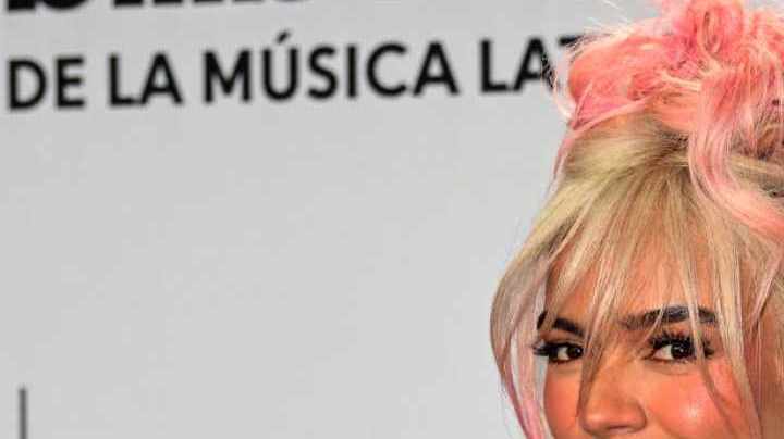 La cantante colombiana Karol G llega a los Premios Billboard de la Música Latina en el Watsco Center de Miami, Florida, el 5 de octubre de 2023.