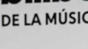 La cantante colombiana Karol G llega a los Premios Billboard de la Música Latina en el Watsco Center de Miami, Florida, el 5 de octubre de 2023.