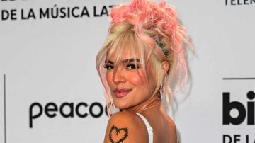 La cantante colombiana Karol G llega a los Premios Billboard de la Música Latina en el Watsco Center de Miami, Florida, el 5 de octubre de 2023.