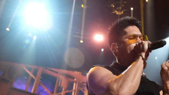 Alexander Delgado de Gente de Zona y Chyno Miranda actúan en el escenario durante la iHeartRadio Fiesta Latina: Celebrando a nuestros héroes en American Airlines Arena el 4 de noviembre de 2017 en Miami, Florida.
