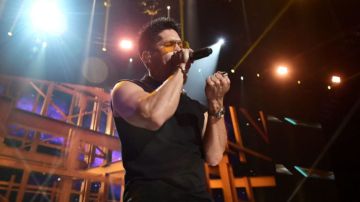 Alexander Delgado de Gente de Zona y Chyno Miranda actúan en el escenario durante la iHeartRadio Fiesta Latina: Celebrando a nuestros héroes en American Airlines Arena el 4 de noviembre de 2017 en Miami, Florida.