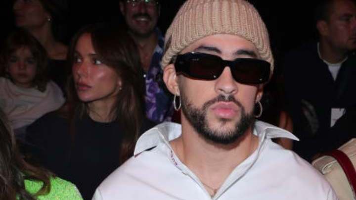 Bad Bunny y Kendall Jenner se ven en Gucci Ancora durante la Semana de la Moda de Milán el 22 de septiembre de 2023 en Milán, Italia.