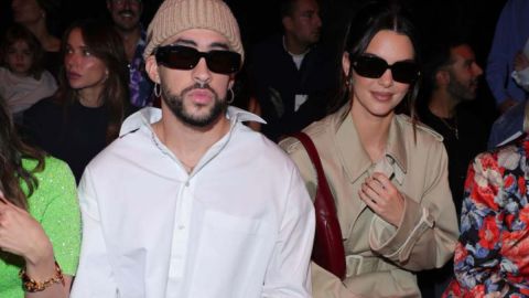 Bad Bunny y Kendall Jenner se ven en Gucci Ancora durante la Semana de la Moda de Milán el 22 de septiembre de 2023 en Milán, Italia.