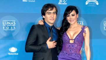 Maribel Guardia y su hijo Julián Figueroa, hijo también de Joan Sebastian, en la entrega de las Lunas del Auditorio/México, 31 de octubre 2014.