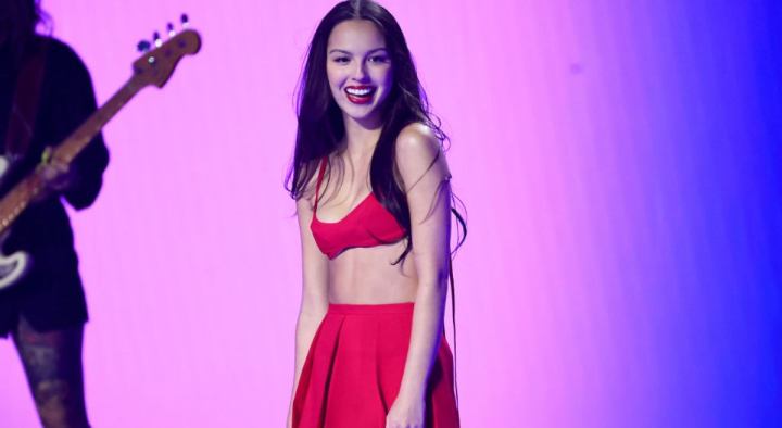 Olivia Rodrigo actúa en el escenario de los MTV Video Music Awards 2023 en el Prudential Center el 12 de septiembre de 2023 en Newark, Nueva Jersey.