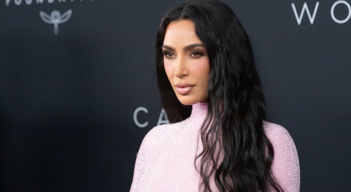 Kim Kardashian asiste a la cena Kering Caring For Women en The Pool el 12 de septiembre de 2023 en la ciudad de Nueva York.
