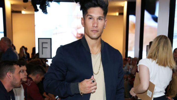 Chyno Miranda en el desfile de moda de Todd Snyder durante NYFW: Men's July 2017 en Cadillac House el 10 de julio de 2017 en la ciudad de Nueva York.