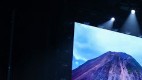 Miss Tailandia Anntonia Porsild habla durante el 72º Concurso Miss Universo en el Gimnasio Nacional José Adolfo Pineda el 18 de noviembre de 2023 en San Salvador, El Salvador.