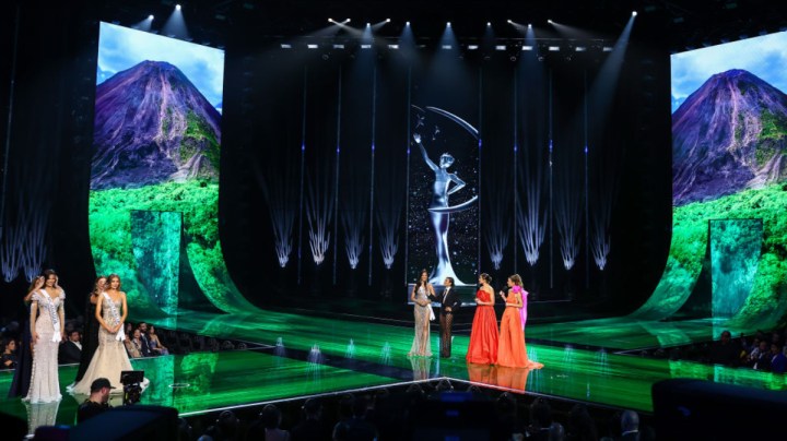 Miss Tailandia Anntonia Porsild habla durante el 72º Concurso Miss Universo en el Gimnasio Nacional José Adolfo Pineda el 18 de noviembre de 2023 en San Salvador, El Salvador.