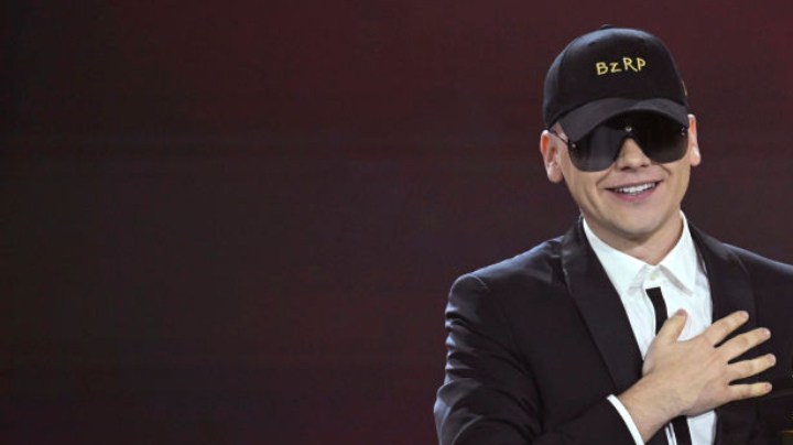 Bizarrap acepta el premio a la Mejor canción urbana en el escenario durante la ceremonia de estreno de la 24ª Entrega Anual del Latin Grammy el 16 de noviembre de 2023 en Sevilla, España.