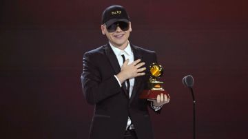 Bizarrap acepta el premio a la Mejor canción urbana en el escenario durante la ceremonia de estreno de la 24ª Entrega Anual del Latin Grammy el 16 de noviembre de 2023 en Sevilla, España.