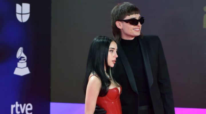 (De izquierda a derecha) Nicki Nicole y Peso Pluma asisten a la 24ª Entrega Anual del Latin GRAMMY en el Centro de Exposiciones y Conferencias FIBES el 16 de noviembre de 2023 en Sevilla, España.