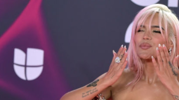 Karol G en la 24ª Entrega Anual del Latin GRAMMY en el Centro de Exposiciones y Conferencias FIBES el 16 de noviembre de 2023 en Sevilla, España.