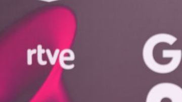 Peso Pluma asiste a la 24ª Entrega Anual del Latin Grammy el 16 de noviembre de 2023 en Sevilla, España.