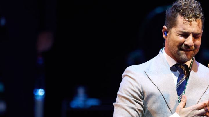 David Bisbal actúa durante la Ceremonia de las "Medallas de Oro de Andalucía" en el Teatro de la Maestranza el 28 de febrero de 2023 en Sevilla, España.