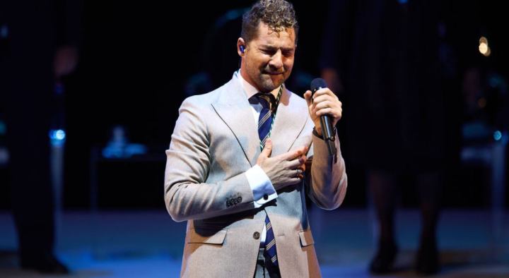 David Bisbal actúa durante la Ceremonia de las "Medallas de Oro de Andalucía" en el Teatro de la Maestranza el 28 de febrero de 2023 en Sevilla, España.