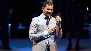 David Bisbal actúa durante la Ceremonia de las "Medallas de Oro de Andalucía" en el Teatro de la Maestranza el 28 de febrero de 2023 en Sevilla, España.