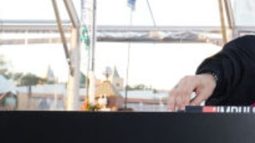 Un DJ toca durante la Persona del Año de la Academia Latina de la Grabación en honor a Laura Pausini en el Centro de Exposiciones y Conferencias FIBES el 15 de noviembre de 2023 en Sevilla, España.