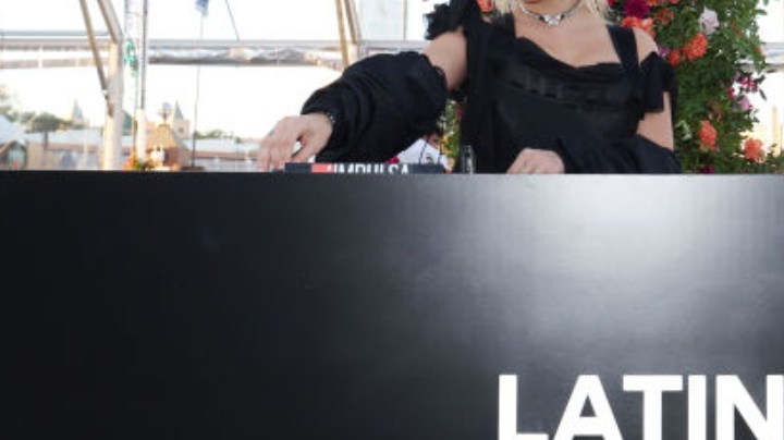 Un DJ toca durante la Persona del Año de la Academia Latina de la Grabación en honor a Laura Pausini en el Centro de Exposiciones y Conferencias FIBES el 15 de noviembre de 2023 en Sevilla, España.