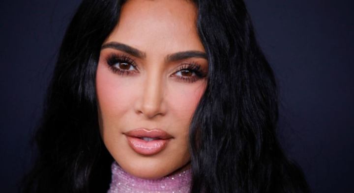 La socialité estadounidense Kim Kardashian llega a la segunda cena anual Caring for Women de la Fundación Kering en The Pool en la ciudad de Nueva York el 12 de septiembre de 2023.