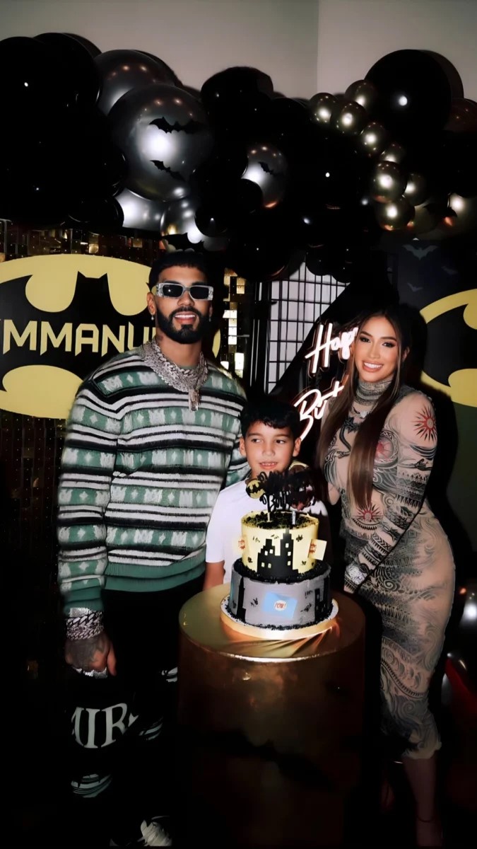 Anuel AA y su novia, Laury Saavedra, en el cumpleaños del cantante.