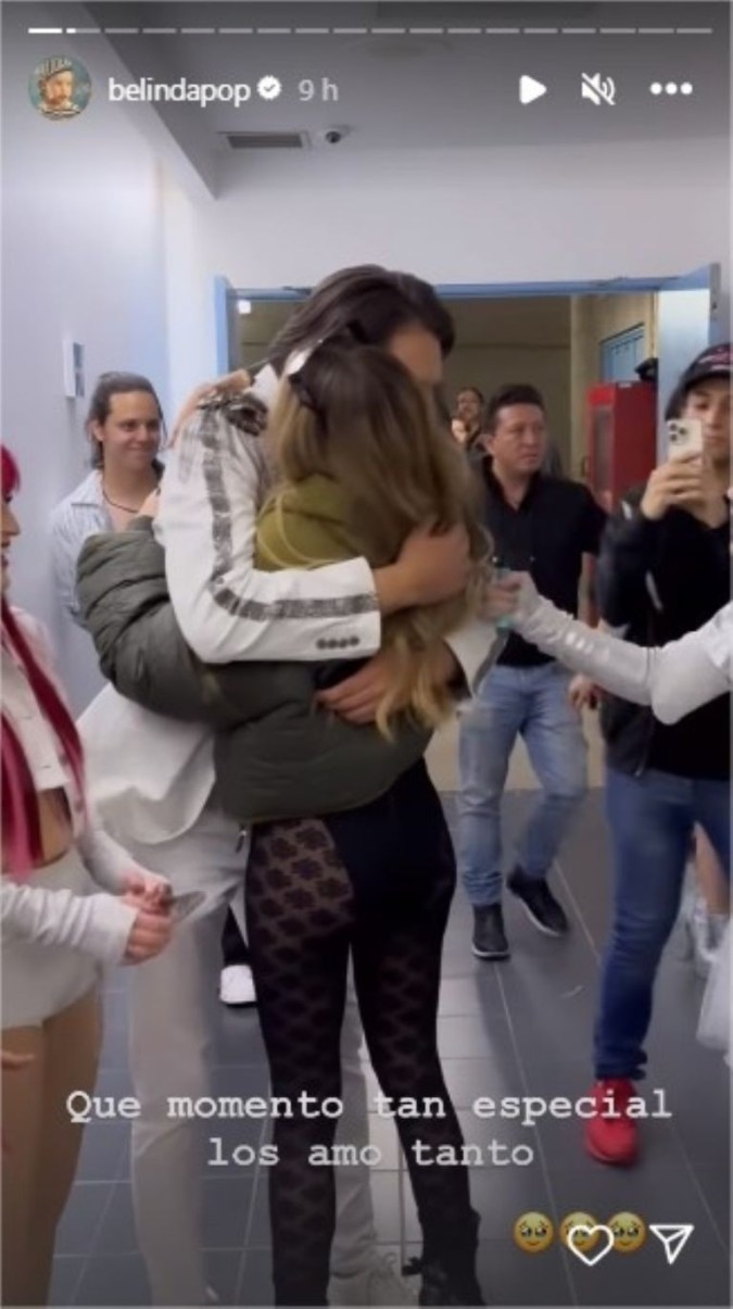 Belinda saludando a sus excompañeros