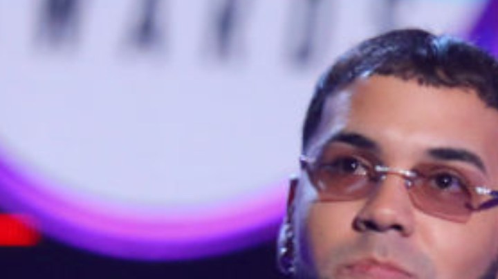 Anuel AA acepta Artista del Año en el escenario durante los Premios de la Música Latinoamericana 2019 en Dolby Theatre el 17 de octubre de 2019 en Hollywood, California.
