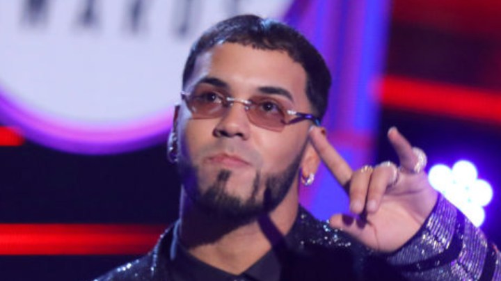 Anuel AA acepta Artista del Año en el escenario durante los Premios de la Música Latinoamericana 2019 en Dolby Theatre el 17 de octubre de 2019 en Hollywood, California.