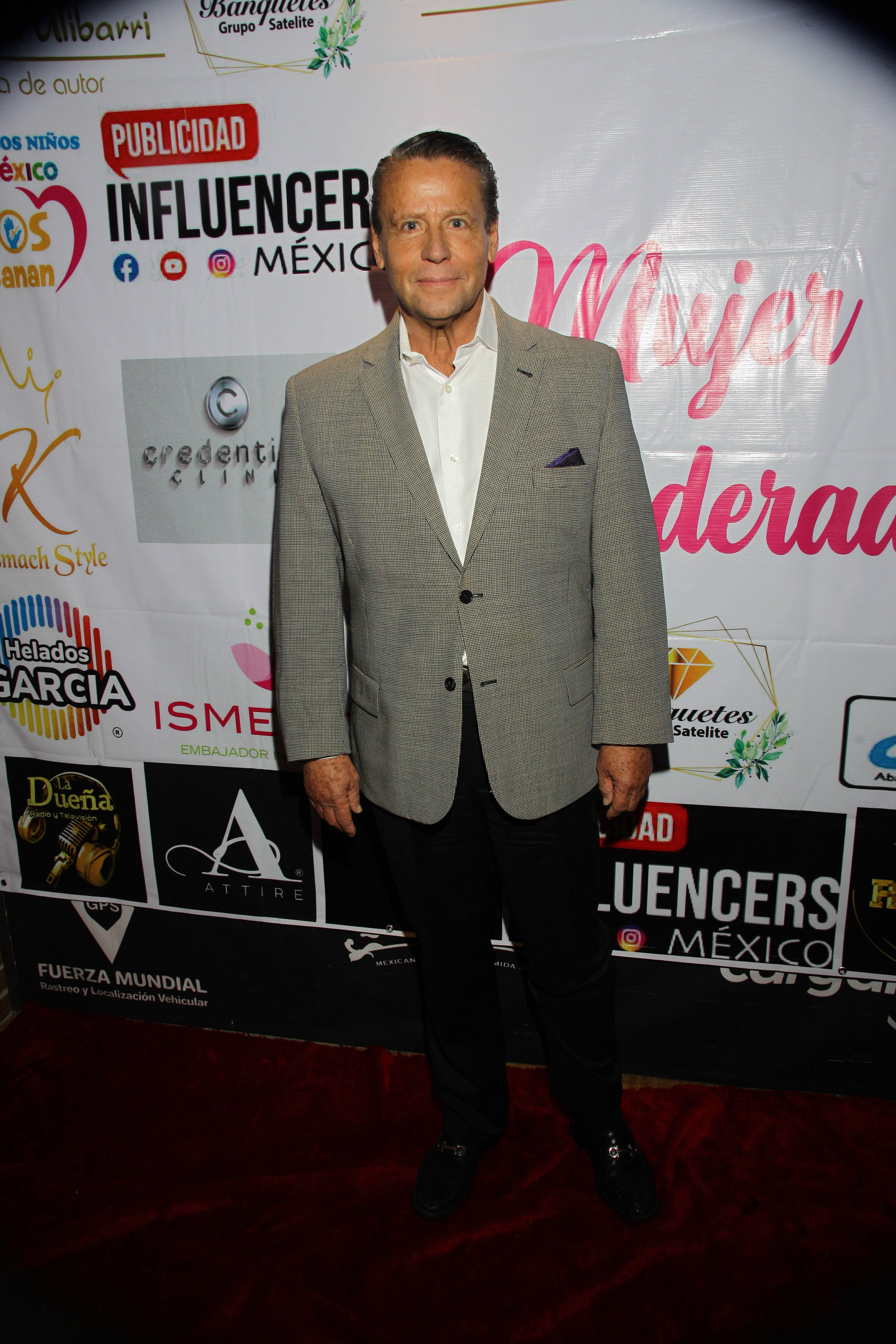 Alfredo Adame en la alfombra roja de "Mujer Emprendedora", evento en el que se entregaron reconocimientos a mujeres destacadas en diversos ámbitos como las redes sociales y las micro empresas/México, 16 de marzo 2022.