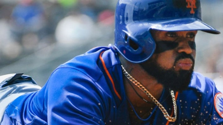 José Reyes # 7 de los Mets de Nueva York se desliza a la tercera base durante un triple de una línea de carrera al jardín izquierdo contra los Bravos de Atlanta en la primera entrada en SunTrust Park el 17 de septiembre de 2017 en Atlanta, Georgia.