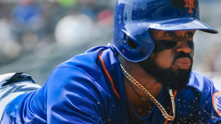 José Reyes # 7 de los Mets de Nueva York se desliza a la tercera base durante un triple de una línea de carrera al jardín izquierdo contra los Bravos de Atlanta en la primera entrada en SunTrust Park el 17 de septiembre de 2017 en Atlanta, Georgia.