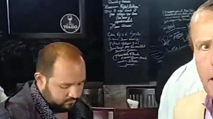 Alfredo Adame se pelea a golpes con el abogado del caza fantasmas Carlos Trejo durante una conferencia de prensa en la que el actor habló sobre sus próximos proyectos profesionales/México, 5 de abril 2022.