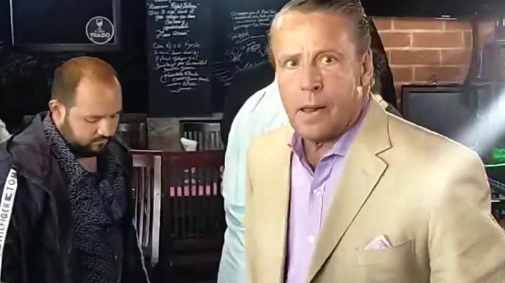 Alfredo Adame se pelea a golpes con el abogado del caza fantasmas Carlos Trejo durante una conferencia de prensa en la que el actor habló sobre sus próximos proyectos profesionales/México, 5 de abril 2022.